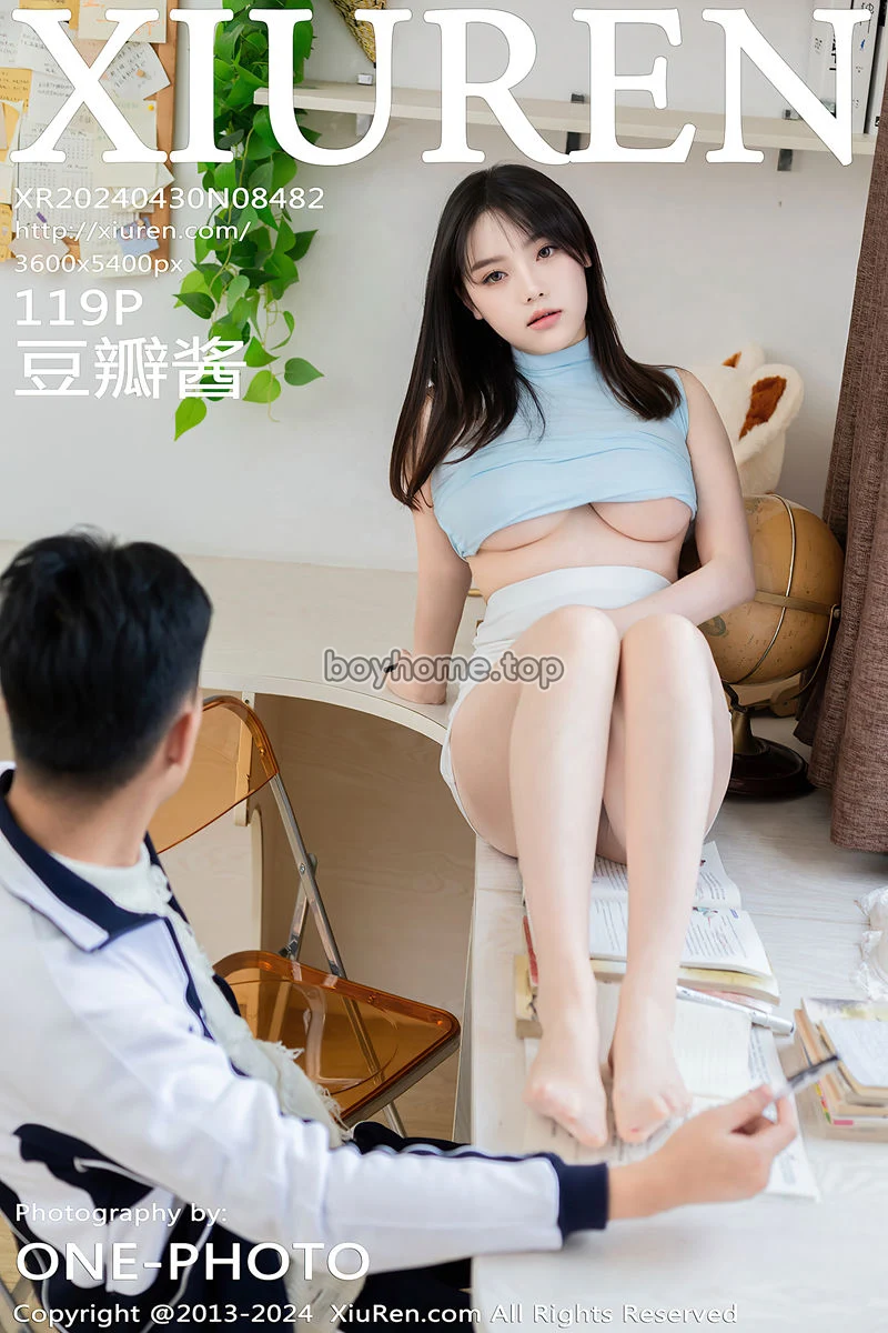 [XiuRen秀人网] No.8482 模特豆瓣酱性感浅蓝上衣配白短裙露超薄肉丝秀丰满身材诱惑写真