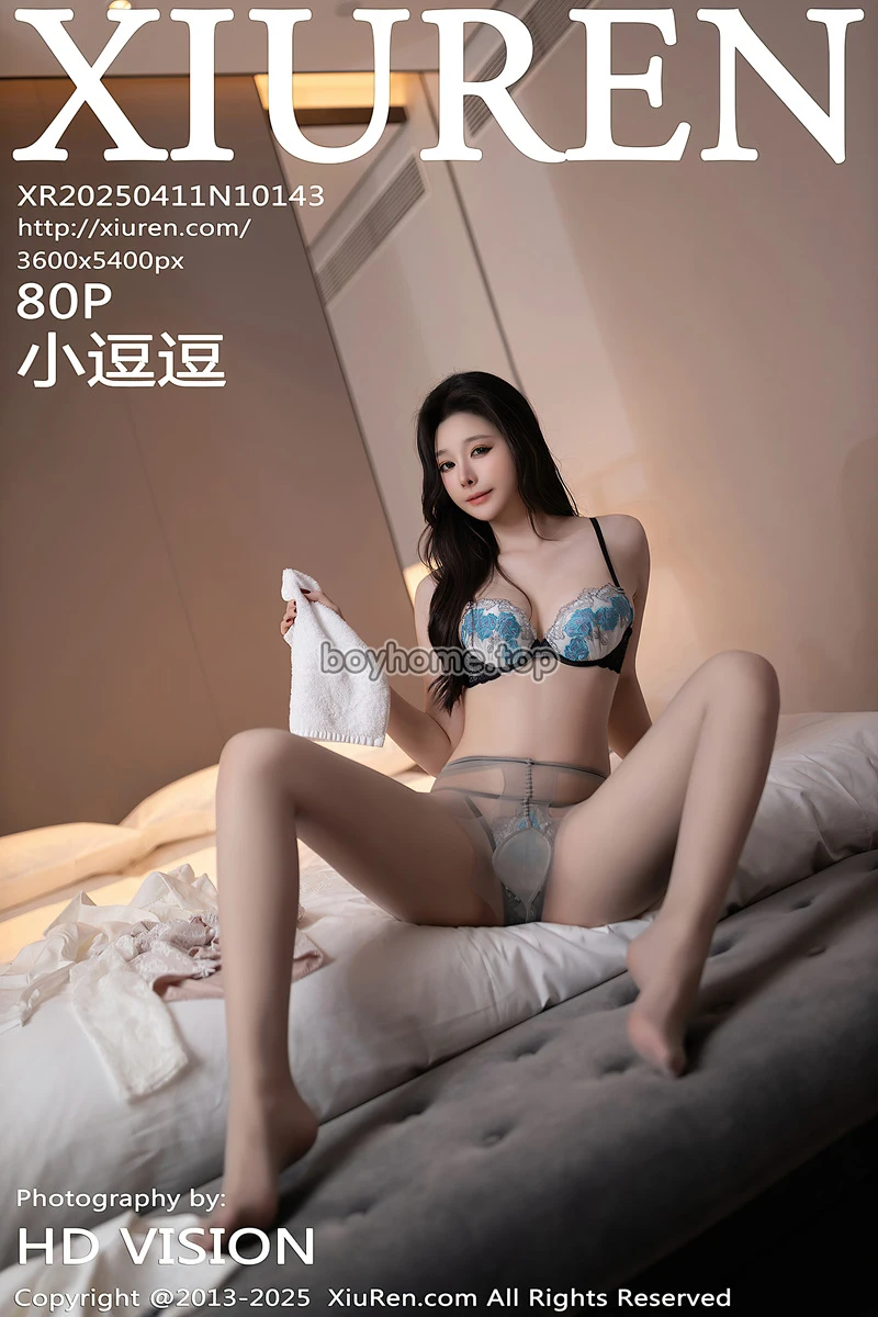 [XiuRen秀人网] NO.10143 模特小逗逗性感白色连衣短裙配灰色丝袜秀曼妙身姿迷人诱惑写真